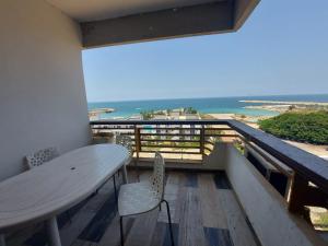balcón con mesa, sillas y vistas al océano en Chalet in Solemar,renovated,parking,Wifi elec247, en Jounieh