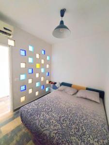um quarto com uma cama e uma parede com fotografias em Chalet in Solemar,renovated,parking,Wifi elec247 em Jounieh