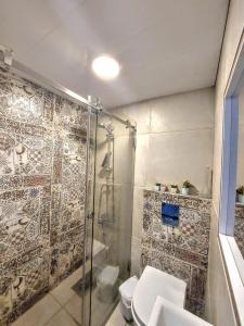 y baño con ducha y aseo. en Chalet in Solemar,renovated,parking,Wifi elec247, en Jounieh