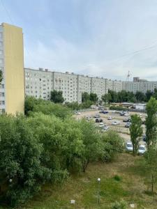 una vista de un aparcamiento en una ciudad en Апартаменты на 12 мкр, en Aktobe