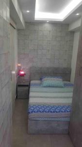 ein Schlafzimmer mit einem großen Bett in einem Zimmer in der Unterkunft Chalet In Solemar, 2br, Elec247, Parking, Wifi in Al Kaslīk