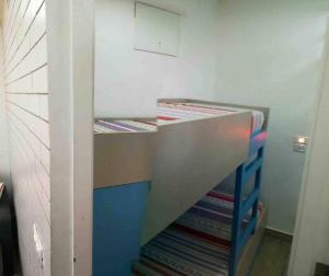 um quarto com um beliche com alcatifa colorida em Chalet In Solemar, 2br, Elec247, Parking, Wifi em Al Kaslīk