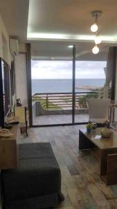 uma sala de estar com vista para o oceano em Chalet In Solemar, 2br, Elec247, Parking, Wifi em Al Kaslīk