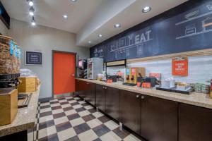 a fast food counter in a fast food restaurant at Hampton Inn & Suites Wilmington/Wrightsville Beach in Wilmington