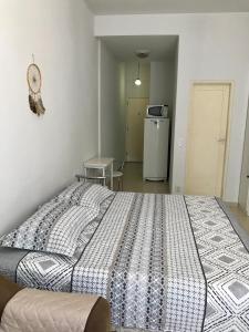 a large bed in a room with a kitchen at Apartamento Copacabana Posto5 in Rio de Janeiro
