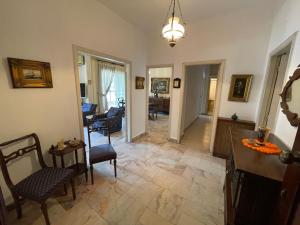 sala de estar con sillas y comedor en New Jdeideh, Furnished Apt, Great Location,parking, en Nahr al Mawt