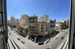 - Vistas a una ciudad con coches en la calle en New Jdeideh, Furnished Apt, Great Location,parking, en Nahr al Mawt