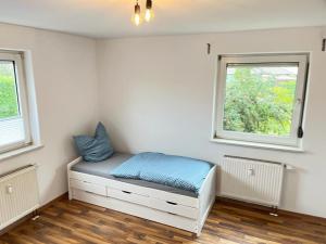 Postel nebo postele na pokoji v ubytování 4-h3rOeS Legoland Günzburg Wohnung 1