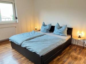 Postel nebo postele na pokoji v ubytování 4-h3rOeS Legoland Günzburg Wohnung 1