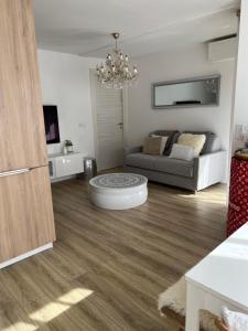 ein Wohnzimmer mit einem Sofa und einem Tisch in der Unterkunft Appartement cosy et lumineux proche Paris & Disney in Champigny-sur-Marne