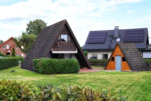 una casa con paneles solares en el techo en Nur-Dach-Haus am Alfsee, en Rieste