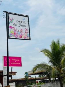 un cartel para un hostal con flores en un poste en Hostel das Flores, en Belém