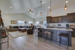 uma cozinha e sala de estar com um sofá e uma mesa em Tranquil Silverwood Estates Less Than 1 Mile to River! em Dillon