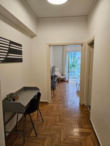uma sala de estar com uma mesa e cadeiras num quarto em Athena Elegant Apartment em Atenas