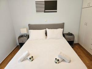um quarto com uma cama com duas toalhas em Athena Elegant Apartment em Atenas