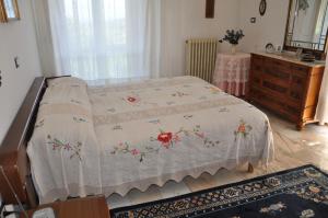 um quarto com uma cama com um cobertor em B&B La Palombara em Giuliano di Roma