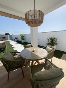 un patio con mesa y sillas en Casa Roche en Cádiz