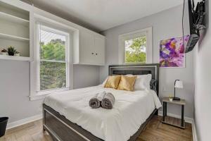 Postel nebo postele na pokoji v ubytování Historic Home With Vintage Charm In Springfield