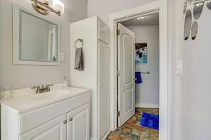 Koupelna v ubytování Historic Home With Vintage Charm In Springfield + 27 fotografií