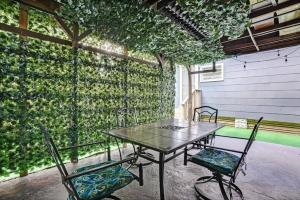 Patio nebo venkovní prostory v ubytování Historic Home With Vintage Charm In Springfield