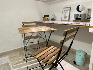 a table and two chairs next to a counter at La Puerta Azul in Jávea