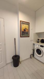 uma cozinha com uma máquina de lavar roupa e uma fotografia na parede em T2 Vue sur la Basilique de Notre Dame de la Garde em Marselha