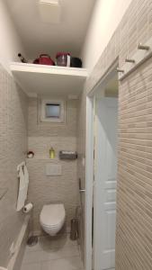 uma pequena casa de banho com WC e chuveiro em T2 Vue sur la Basilique de Notre Dame de la Garde em Marselha