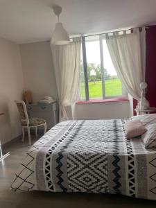 1 dormitorio con cama y ventana en Chambre d'hôtes La Haie en Roz-Landrieux