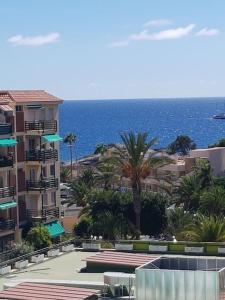 - une vue sur l'océan depuis un bâtiment dans l'établissement Apartman Los Cristianos-Cristimar, à Los Cristianos