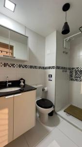 y baño con aseo, lavabo y ducha. en Apartamento na paulista (com garagem) en São Paulo