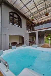 a hot tub in the middle of a house at HOTEL KOKUMI in Rionegro