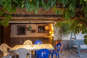 una mesa y sillas frente a un edificio en Casa Rural Tazgona en Antequera