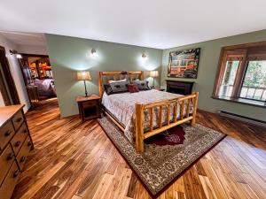 Schlafzimmer mit einem Holzbett und Holzboden in der Unterkunft Family Haven in Graeagle CA w/King Bed Suite in Graeagle