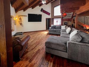 ein Wohnzimmer mit 2 Sofas und einem Flachbild-TV in der Unterkunft Family Haven in Graeagle CA w/King Bed Suite in Graeagle