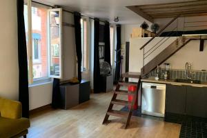 O bucătărie sau chicinetă la Bel appartement atypique quartier St Cyprien +5 fotografii