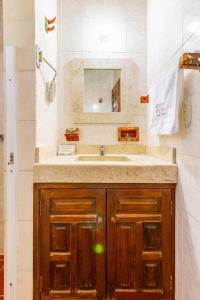une salle de bain avec un lavabo et un miroir dans l'établissement Casa De Piedra, à Tequisquiapan