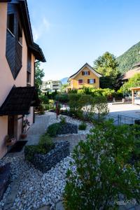 Vista generica sulle montagne o vista sulle montagne dall'interno del bed & breakfast