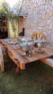 una mesa de madera con cuatro platos encima en Espaço para Festa e Pousada Alex Ávila, en Diamantina