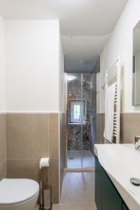a bathroom with a toilet sink and a shower at A casa di Giuly in Florence +26 photos