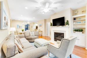 TV a/nebo společenská místnost v ubytování Bayside Resort - 31568 Winterberry Pkwy #109 + 31 fotografií