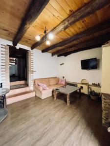 ein Wohnzimmer mit Sofa und Tisch in der Unterkunft La Casa del Castaño in Aracena