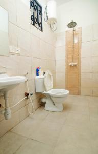 y baño con aseo, lavabo y ducha. en KITRA Cozy Homes, en Kilifi