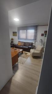 ein Wohnzimmer mit Sofa und Tisch in der Unterkunft AS Apartman Visoko in Visoko