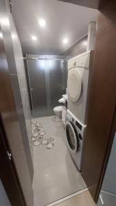 ein Badezimmer mit Toilette und Waschmaschine in der Unterkunft AS Apartman Visoko in Visoko