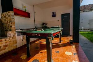 Stolní tenis v ubytování Hostel Capivara's Curitiba nebo okolí