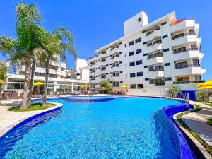 una grande piscina di fronte a un edificio di Hotel Palace 1 a Florianópolis