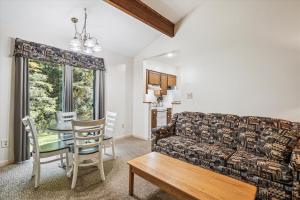 ein Wohnzimmer mit einem Sofa und einem Tisch in der Unterkunft Cedarbrook Queen Suite 106 in Killington