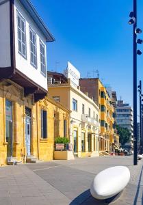 una via cittadina con edifici gialli e un oggetto bianco di Central Square Apartment a Nicosia