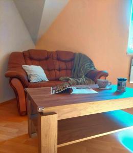 クラリキにあるZelený apartmán Králikyのリビングルーム(ソファ、コーヒーテーブル付)