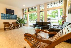 - un salon avec un banc et un canapé dans l'établissement HOTEL MONTANAR HOME, à La Dorada